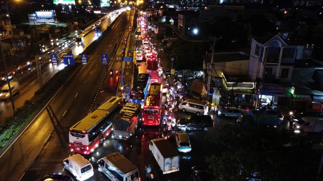 Quốc lộ 13 và đường Đỗ Mười ùn ứ kéo dài nhiều km sau mưa - Ảnh 4.