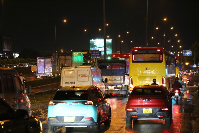 Quốc lộ 13 và đường Đỗ Mười ùn ứ kéo dài nhiều km sau mưa - Ảnh 6.