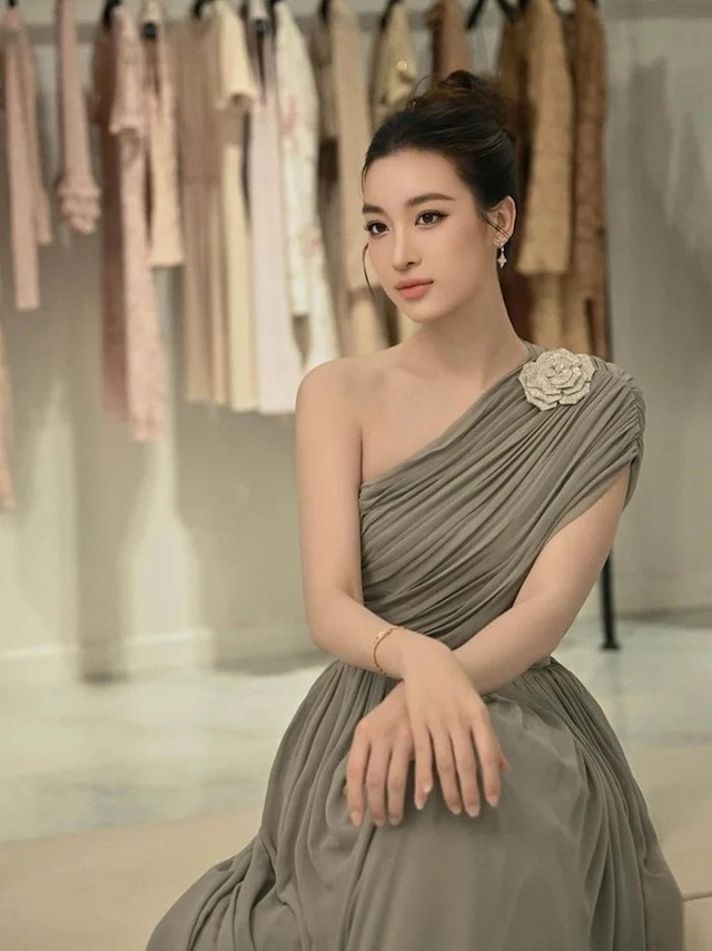 Tỏa sáng phong thái kiêu kỳ cùng đầm lệch vai- Ảnh 1.