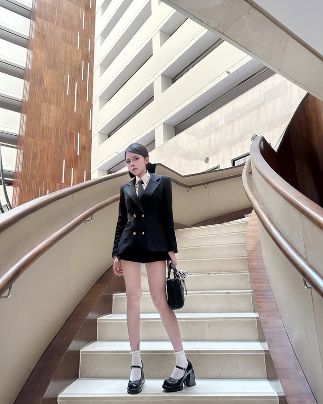 Khẳng định phong cách thanh lịch cùng bộ đôi sơ mi và blazer- Ảnh 1.
