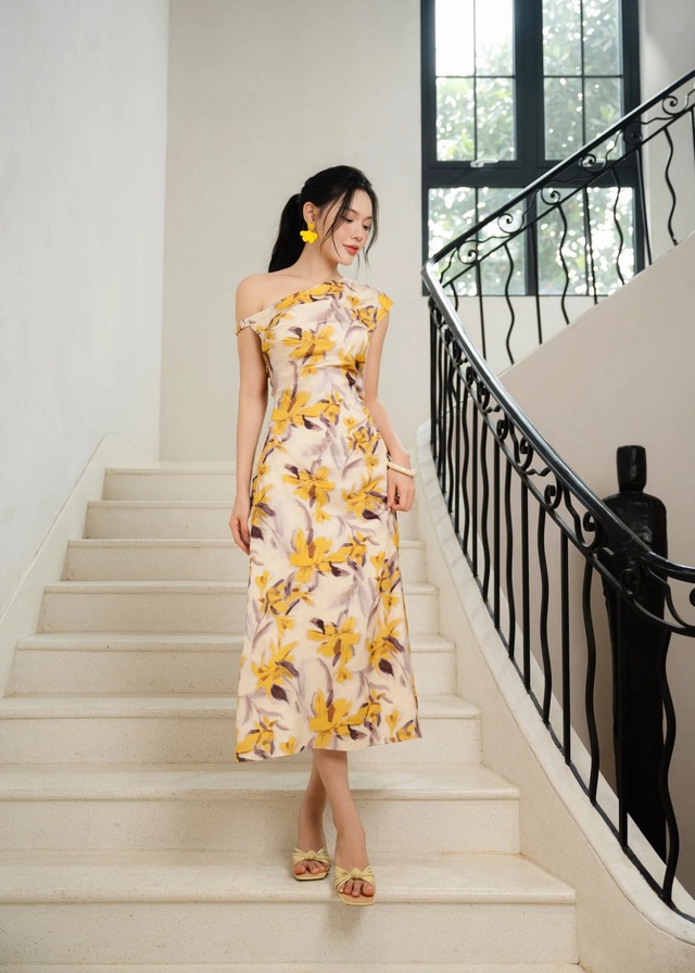 Tỏa sáng phong thái kiêu kỳ cùng đầm lệch vai- Ảnh 2.