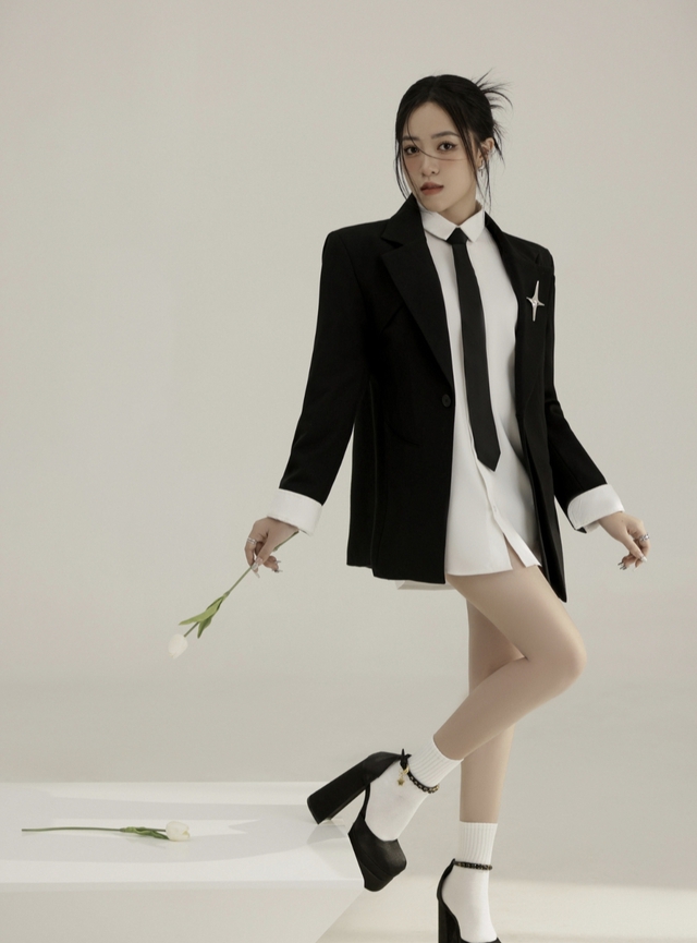 Khẳng định phong cách thanh lịch cùng bộ đôi sơ mi và blazer- Ảnh 2.