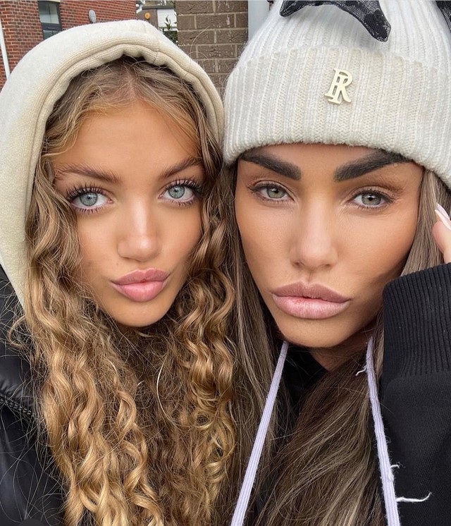 Con gái cựu 'bom sex' Katie Price kể tuổi thơ không trọn vẹn   - Ảnh 2.