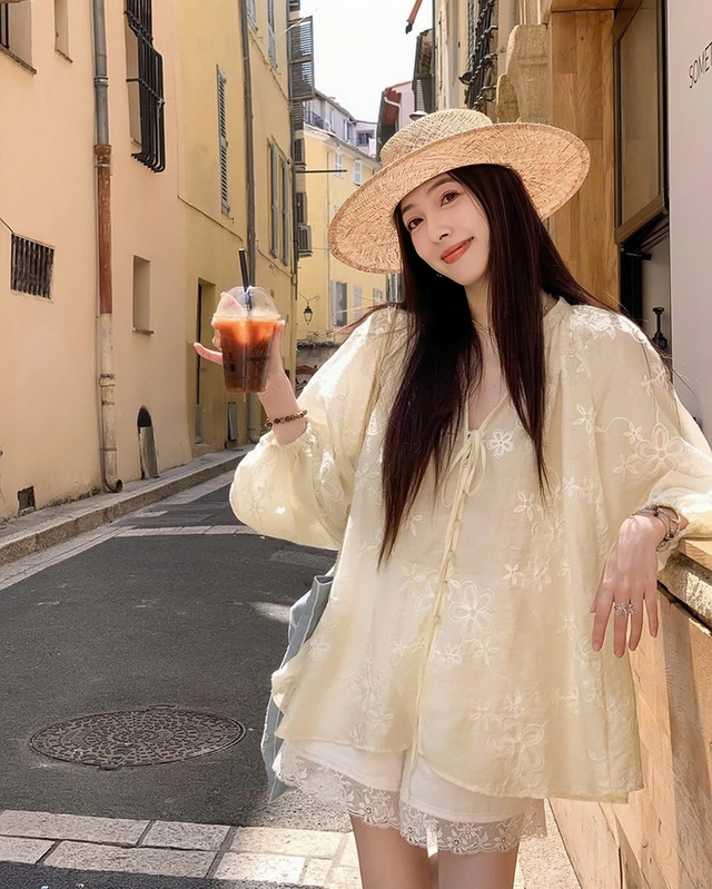 Thay đổi phong cách công sở với áo blouse- Ảnh 5.