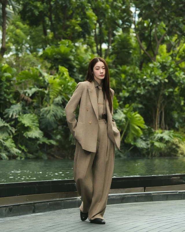 Khẳng định phong cách thanh lịch cùng bộ đôi sơ mi và blazer- Ảnh 7.