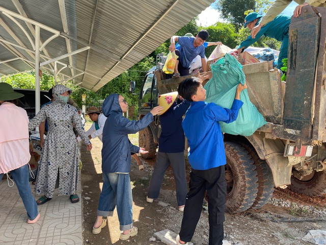 Mùa hè xanh nơi tâm lũ của 24 sinh viên Nghệ An- Ảnh 2. Mùa hè xanh nơi tâm lũ của 24 sinh viên Nghệ An- Ảnh 2.