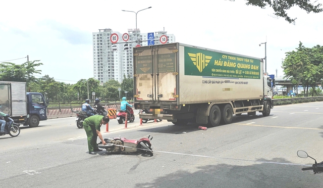 Tai nạn xe tải xe máy tại giao lộ, 1 người tử vong - Ảnh 1.