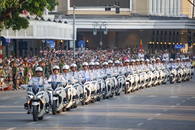 Hà Nội cấm phương tiện trên nhiều tuyến đường quanh khu vực hồ Hoàn Kiếm - Ảnh 1.