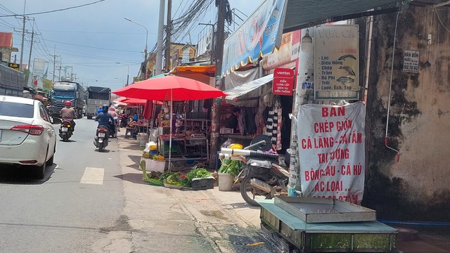 Buôn bán trên lề đường - Ảnh 1.