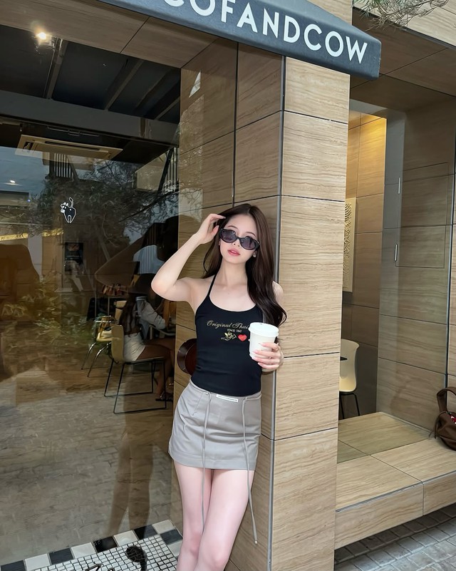 Tôn dáng yêu kiều với áo hai dây phối chân váy ngày giao mùa- Ảnh 1.