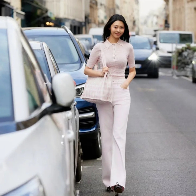 Cả một 'bầu trời' phong cách với quần jeans màu lên ngôi- Ảnh 1.