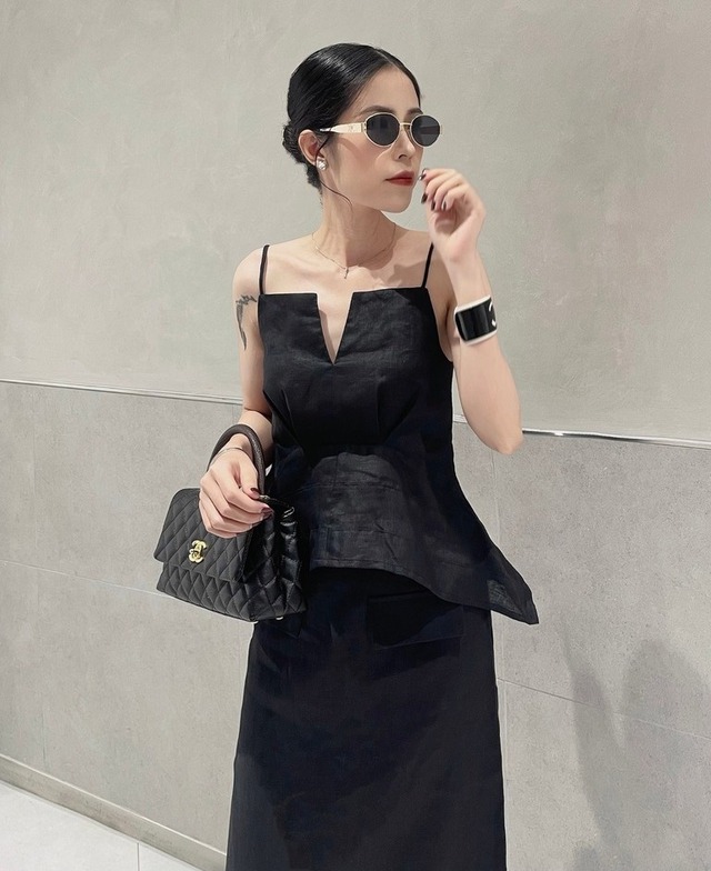 Tôn dáng yêu kiều với áo hai dây phối chân váy ngày giao mùa- Ảnh 4.