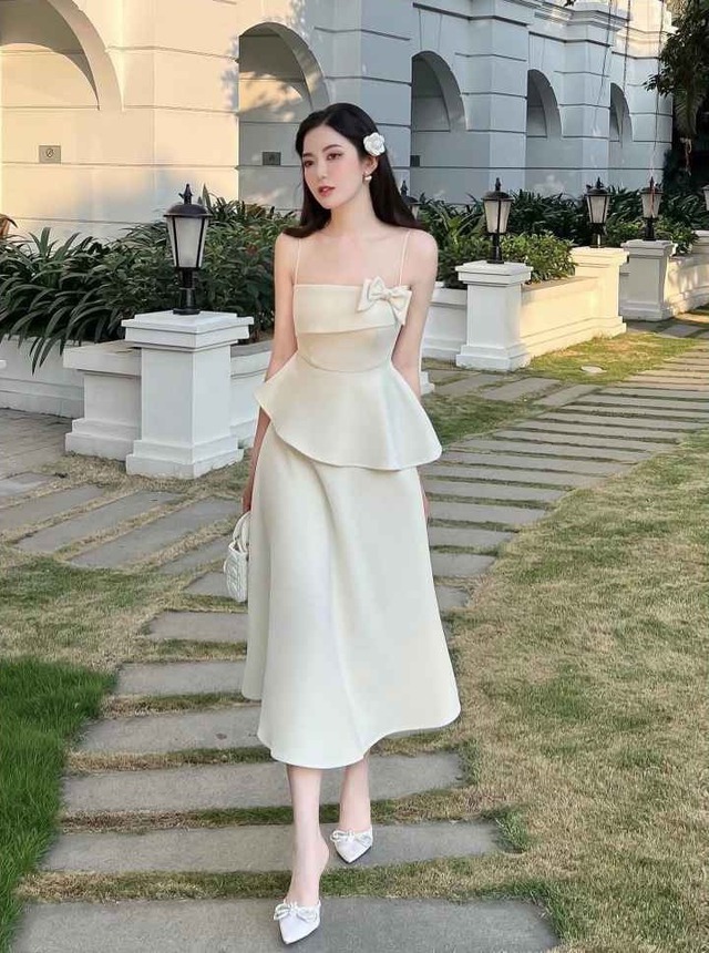 Tôn dáng yêu kiều với áo hai dây phối chân váy ngày giao mùa- Ảnh 6.