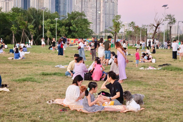 Những địa điểm picnic rất 'chill' ngay trong lòng thành phố được nhiều người yêu thích- Ảnh 2.