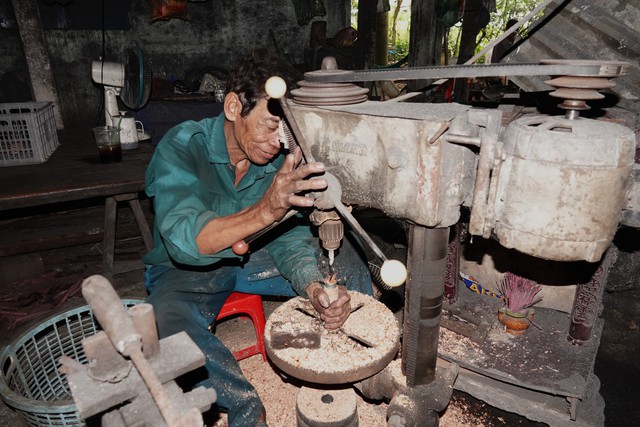 Níu giữ nghề xưa: Gần 60 năm 'ghiền' ngửi mùi sắt cháy ở lò rèn- Ảnh 2.