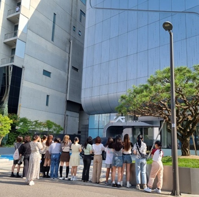 YG Entertainment chấm dứt truyền thống giao lưu giữa fan và idol  - Ảnh 1.