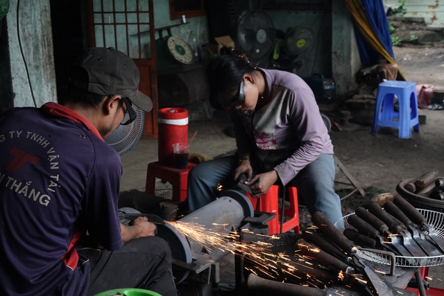 Níu giữ nghề xưa: Gần 60 năm 'ghiền' ngửi mùi sắt cháy ở lò rèn- Ảnh 6.