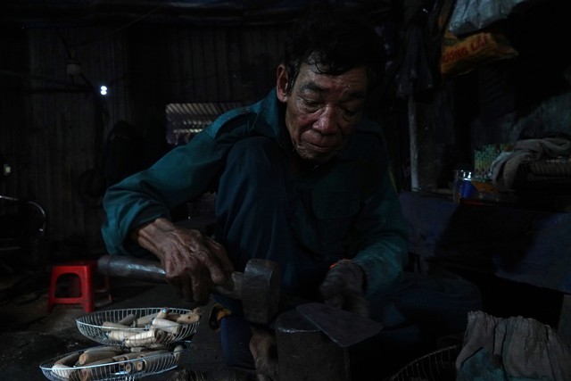 Níu giữ nghề xưa: Gần 60 năm 'ghiền' ngửi mùi sắt cháy ở lò rèn- Ảnh 1.