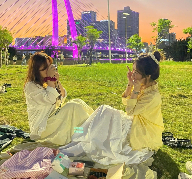 Những địa điểm picnic rất 'chill' ngay trong lòng thành phố được nhiều người yêu thích- Ảnh 1.