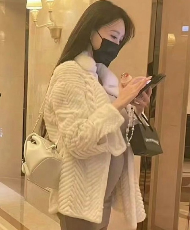 

Hình ảnh Diệp Kha lộ bụng bầu lớn được chụp hồi năm ngoái  
