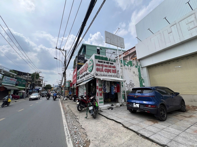 TP.HCM: Lấy lời khai 2 người đàn ông cầm gậy sắt đánh nhau trên đường - Ảnh 2.