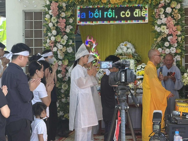 Tiễn đưa trọng tài Trần Đình Thịnh về nơi an nghỉ cuối cùng, Tổng thư ký VFF nói lời nghẹn ngào!- Ảnh 6.