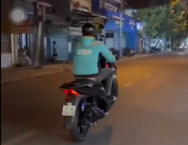 Cho bạn mượn SH biểu diễn bốc đầu, chủ xe bị CSGT tịch thu, phạt 9 triệu - Ảnh 1.