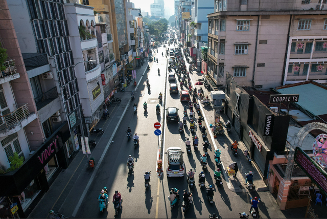 

Nhiều người đi sai vạch kẻ đường màu vàng  