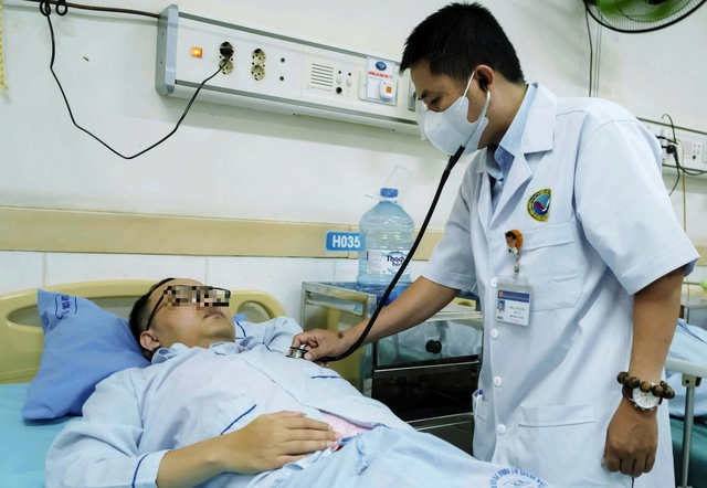 Đà Nẵng: Người đàn ông bất ngờ ngã gục, ngưng tim hoàn toàn khi chờ khám bệnh - Ảnh 2.
