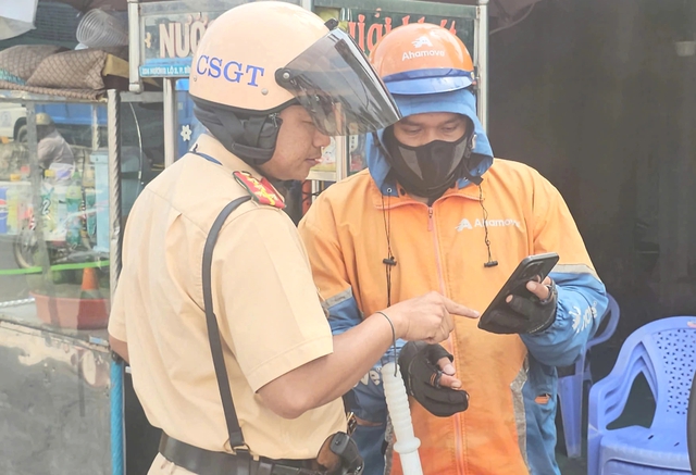 CSGT kiểm tra bắn tốc độ công khai, người vi phạm bị phạt vẫn đồng tình- Ảnh 5.