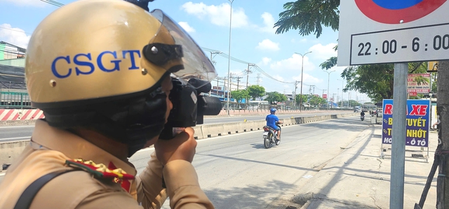 CSGT kiểm tra bắn tốc độ công khai, người vi phạm bị phạt vẫn đồng tình- Ảnh 1.