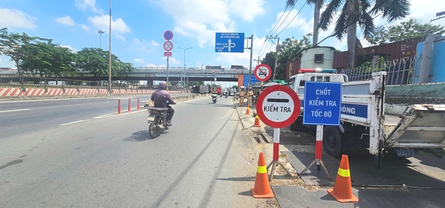 CSGT kiểm tra bắn tốc độ công khai, người vi phạm bị phạt vẫn đồng tình- Ảnh 2.