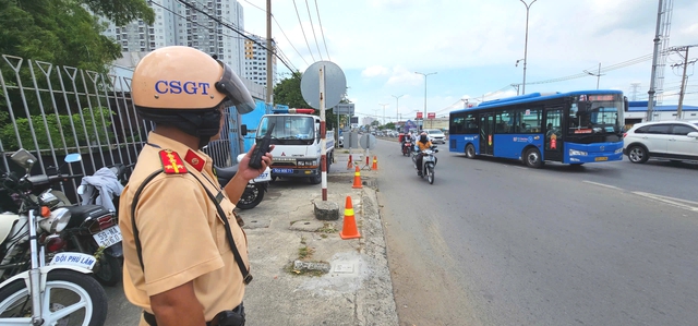 CSGT kiểm tra bắn tốc độ công khai, người vi phạm bị phạt vẫn đồng tình- Ảnh 3.