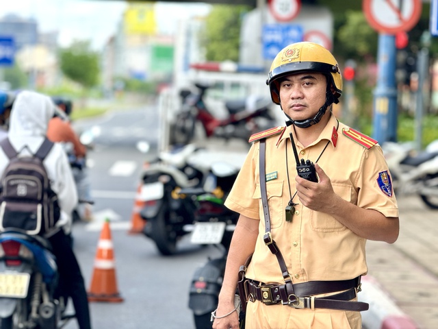 CSGT TP.HCM phạt hơn 1.500 người dùng tay cầm và sử dụng điện thoại khi lái xe - Ảnh 2.