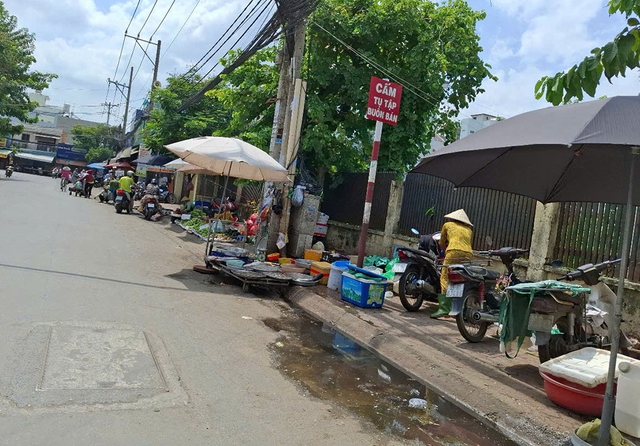Buôn bán lấn chiếm lòng đường ở tp . Hcm: Tình trạng bát nháo cần chấm dứt - Ảnh 1.