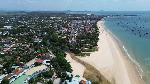Long Thủy, dòng nước hình rồng ôm lấy làng biển- Ảnh 1. Long Thủy, dòng nước hình rồng ôm lấy làng biển- Ảnh 1.
