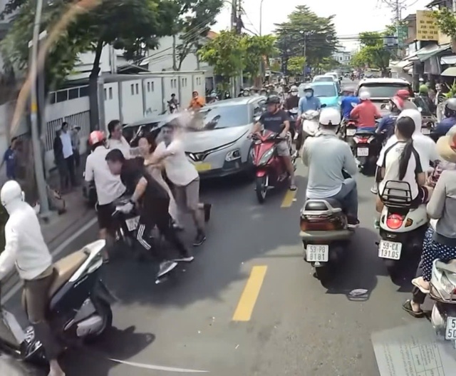 TP.HCM: 2 ô tô đậu giữa đường, 4 người đuổi đánh nhau gây ùn ứ giao thông- Ảnh 1. TP.HCM: 2 ô tô đậu giữa đường, 4 người đuổi đánh nhau gây ùn ứ giao thông- Ảnh 1.