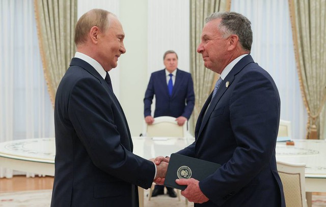 Rộ tin ông Putin tặng huân chương cho quan chức CIA - Ảnh 1.
