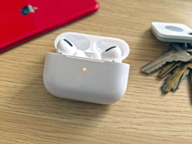 Nhược điểm lớn của tai nghe AirPods được khắc phục trên iOS 26 - Ảnh 1.