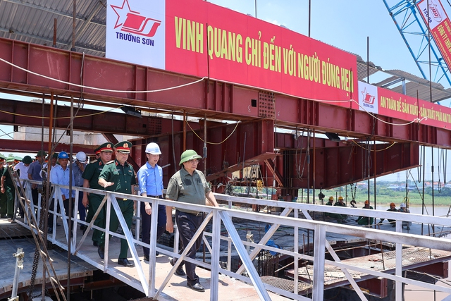 Cầu Phong Châu mới sẽ thông xe vào đầu tháng 10- Ảnh 1. Cầu Phong Châu mới sẽ thông xe vào đầu tháng 10- Ảnh 1.