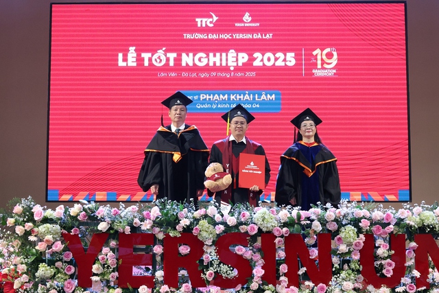 Tân khoa Trường ĐH Yersin Đà Lạt đi trên đường hoa trạng nguyên nhận bằng tốt nghiệp - Ảnh 3.
