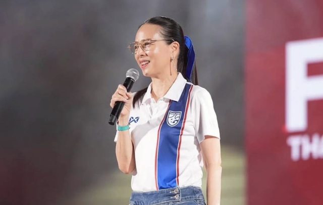 Madam Pang bất ngờ làm người mẫu, bán áo phông giúp bóng đá Thái Lan trả nợ- Ảnh 1.