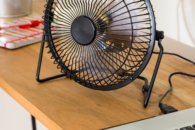 Những thứ kh&ocirc;ng n&ecirc;n cắm v&agrave;o cổng USB laptop hoặc smartphone - Ảnh 2.