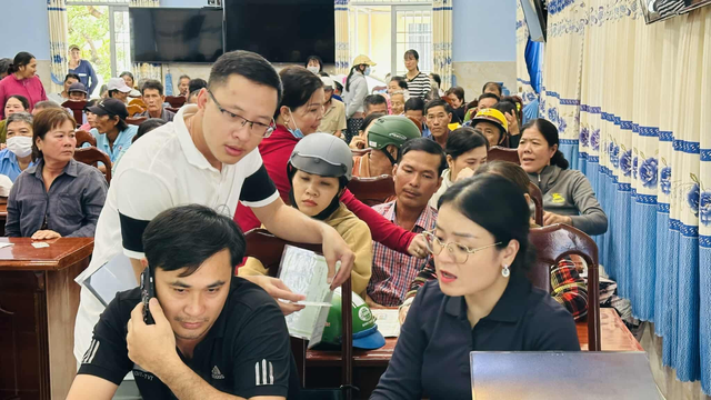 - Ảnh 2. Người lạ làm chủ hộ: Chuyện bất ngờ hy hữu khi đi nhận quà Quốc khánh - Ảnh 2.