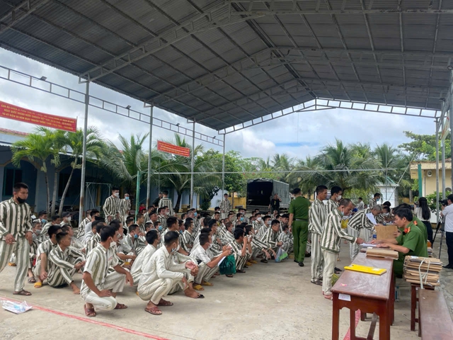 Trại giam Châu Bình công bố quyết định đặc xá cho 158 phạm nhân- Ảnh 2. Trại giam Châu Bình công bố quyết định đặc xá cho 158 phạm nhân- Ảnh 2.