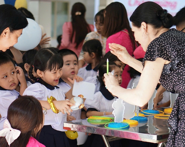 Học sinh trường công học toán và khoa học bằng tiếng Anh tại TP . HCM - Ảnh 1. Học sinh trường công học toán và khoa học bằng tiếng Anh tại TP . HCM - Ảnh 1.