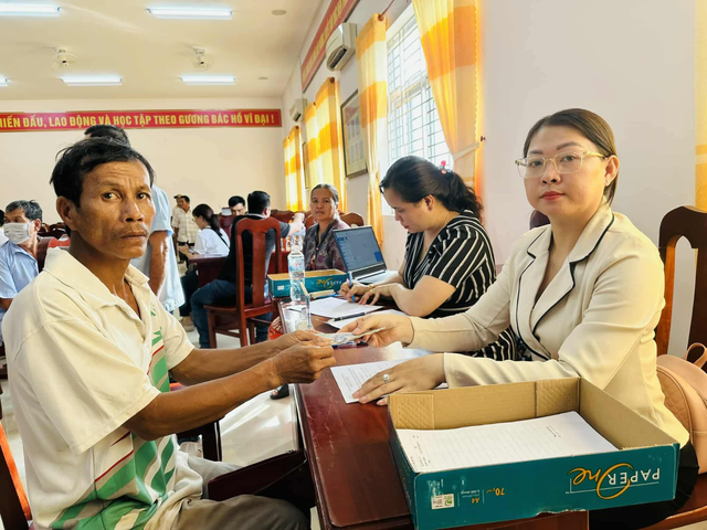 - Ảnh 1. Người lạ làm chủ hộ: Chuyện bất ngờ hy hữu khi đi nhận quà Quốc khánh - Ảnh 1.