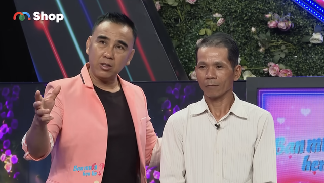 

Quyền Linh an ủi Văn Đẩu khi bị từ chối hẹn hò  