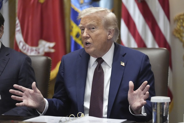 Ông Trump kêu gọi các hãng dược giải thích hiệu quả của thuốc trị Covid-19 - Ảnh 1.