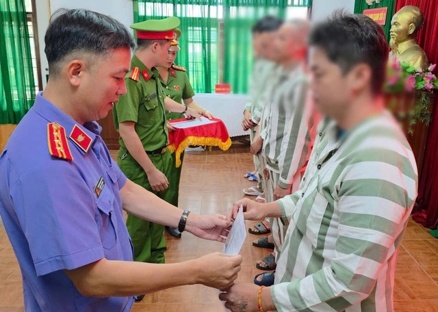 Đặc xá dịp Quốc khánh 2.9: Nước mắt ngày rời song sắt, đoàn tụ gia đình - Ảnh 3. Đặc xá dịp Quốc khánh 2.9: Nước mắt ngày rời song sắt, đoàn tụ gia đình - Ảnh 3.